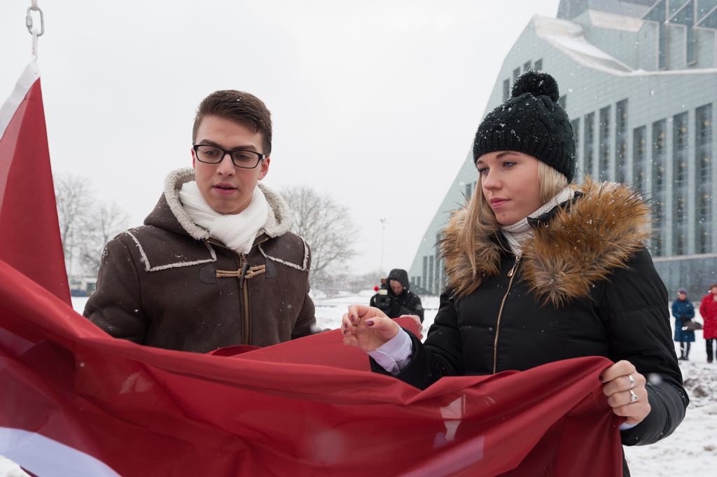 Aizkraukliete dod simbolisku startu Latvijas prezidentūrai Eiropas Savienības Padomē. Jolanta Graudone (no labās) un Armands Aivo Astukevičs Latvijas karoga pacelšanā pie Gaismas pils.                                                                                    
Autors: Vladislavs Proškins,  (fotoaģentūra F64)