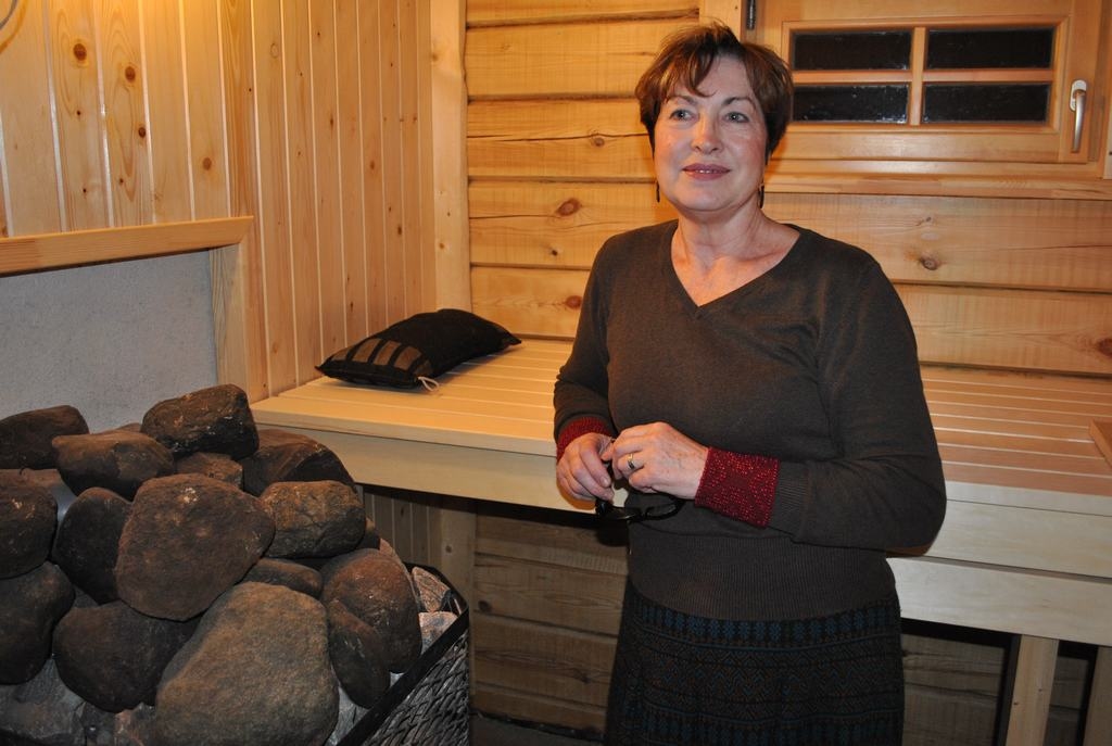 Sertificēta pirtniece. Pirtī vēl jāpabeidz iekšdarbi, un pirmos pēriena kārotājus gaidīs šomēnes. Pērienam Anna Dzalbe izmanto 12 dažādu slotiņu. 

Autors: Līga Patmalniece