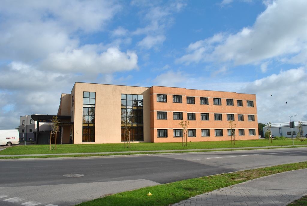 KĀ ATRAST PĒC ADRESES? Viesnīca “Raijo” ir Jaunceltnes ielas malā, bet tai ir Gaismas ielas adrese. Numurzīmes nav. Arī bijušās ledushalles ēkai un veikalam “Maxima”, kuri ir Jaunceltnes ielas malā un kuriem ir adrese Gaismas ielā, nav numurzīmes.                                                                                                    
Autors: no “Staburaga” arhīva