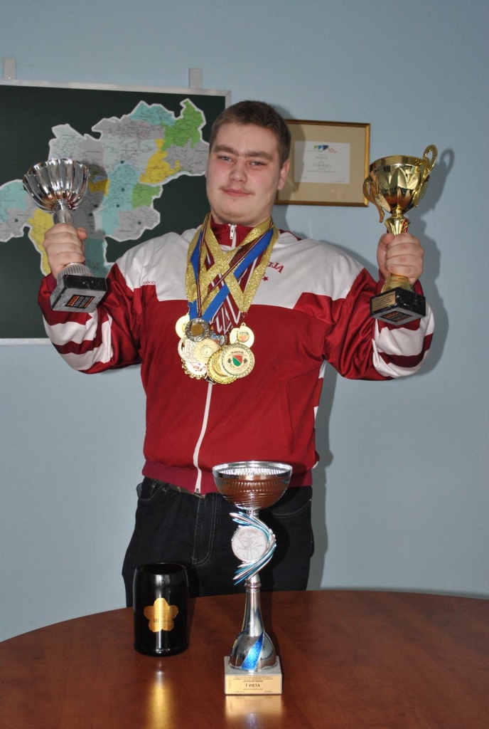 Uzvara pēc uzvaras. Aizkrauklietis Oļegs Kudrjavcevs ir izcīnījis vairākas uzvaras un šogad plāno piedalīties arī pasaules čempionātā svaru stieņa spiešanā guļus.                                
Autors: Imants Kaziļuns