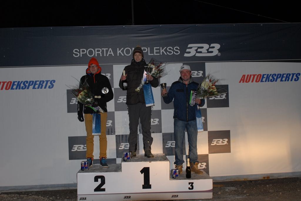 Uz goda pjedestāla. Raivis Galviņš (no labās) “333 Ziemas kausa” izcīņā startē jau trešo sezonu un šīs sezonas pirmajā posmā izcīnīja trešo vietu.

Autors: Jānis Galviņš