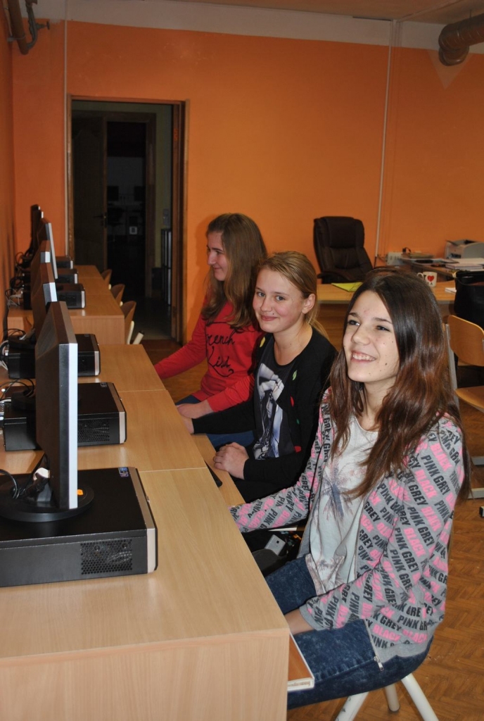 AR JAUNAJIEM LABĀK. Madara (no labās), Līva un Alise izmēģina datorus. 