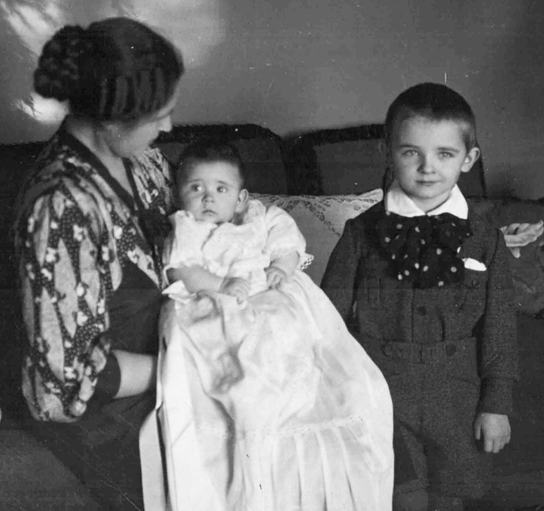 Johanna Knoka (1897 — 1975), Jāņa māte, ar dēliem Jāni un Ādolfu dēla kristībās “Božās”. 1935. gada nogalē.
Autors: no Knoku ģimenes albuma