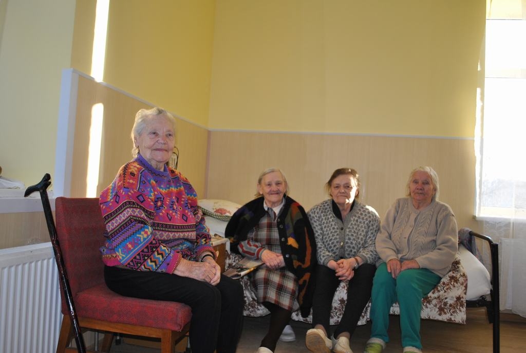 SAULAINA ISTABA. Šo telpu ikdienā apdzīvo Anna Leitmane (no kreisās), Skaidrīte Kovaļenko, Ņina Daščinska un Anna Stigina. 