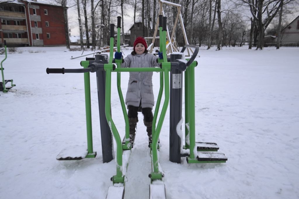 JAUTRI — jaunos trenažierus novērtē skrīveriete Sintija. 	
Autors: Imants Kaziļuns