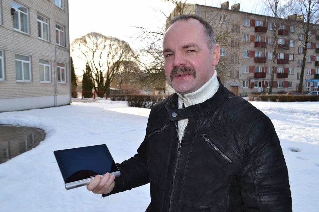 “Gads sācies skaisti — ar dāvanu,” priecājas “Staburaga” lasītājs Māris Zemešs. “Novēlu visiem domāt pozitīvi un katrā klupienā nezaudēt apņēmību. Lai ir mērķis, ko piepildīt, un tas jau ikdienu padara jēgpilnu.” 

Autors: Imants Kaziļuns