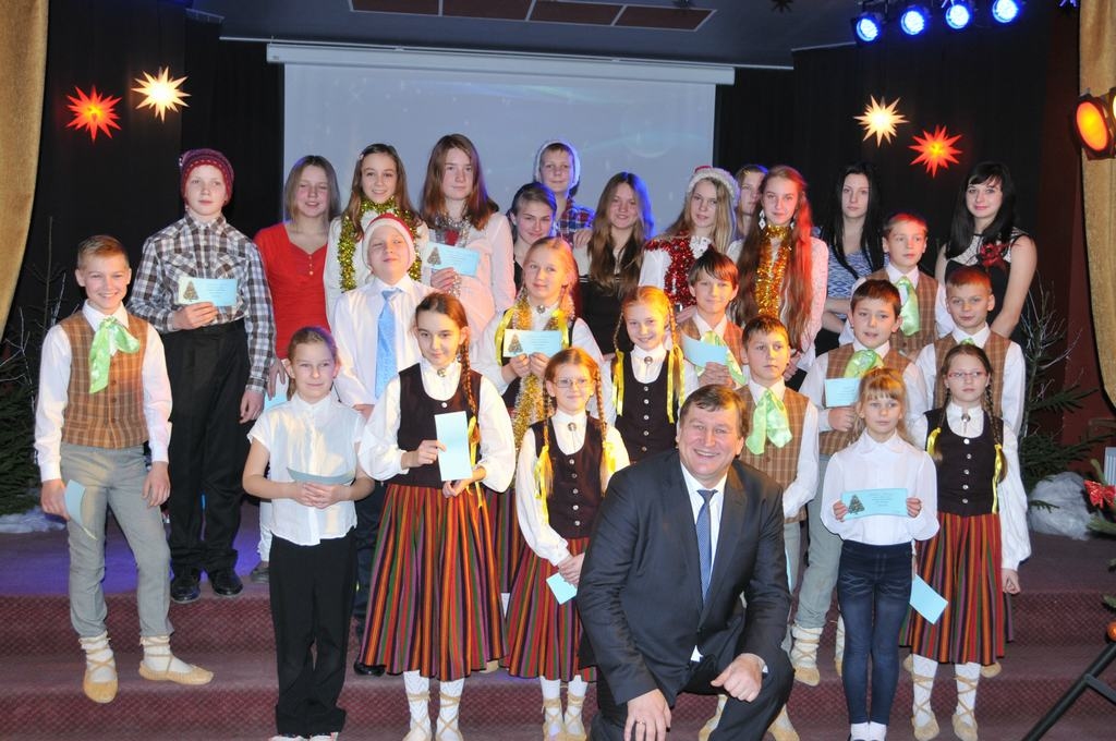 Novērtējot skolēnu mācību sasniegumus. Mazzalves pamatskolas izcilnieki kopā ar direktoru Aivaru Miezīti.
Autors:  Žanna Miezīte