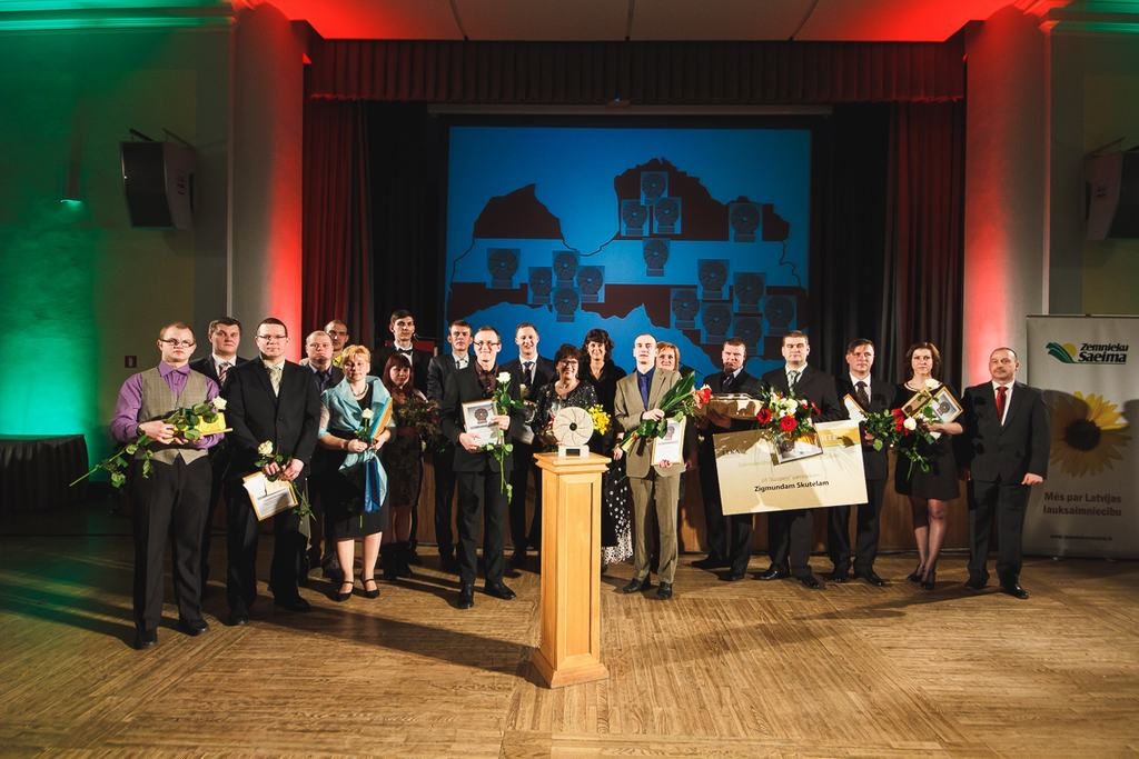 Strādīgie jaunie zemnieki. “Senču aicinājuma” balvas pasniegšanas ceremonijā piedalījās arī Edgars Bite (devītais no kreisās) no Iršu pagasta.