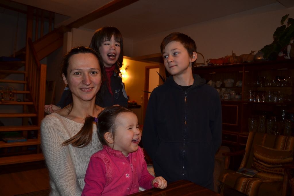 Sarunas nobeigumā fons ap mums jau ir tik skaļš, kad Laura un Pēteris viens otru cenšas pārkliegt, bet atliek mammai katru sabučot, pateikt, cik abi ir ļoti svarīgi, kā tūlīt māju pārņem miers un Laura smaidot priecīgi nosaka: “Mammīte.”
Autors: Imants Kaziļuns