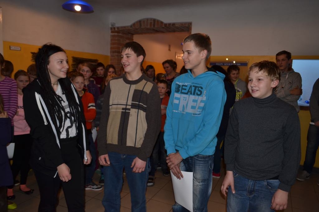 Barikāžu paaudzes bērni. Mazzalves pamatskolas skolēnu Ances Grenciņas-Grenciones, Aleksandra Censoņa, Deivida Vanaga un Toma Freimaņa radinieki ir vēstures notikumu liecinieki.
Autors: Imants Kaziļuns