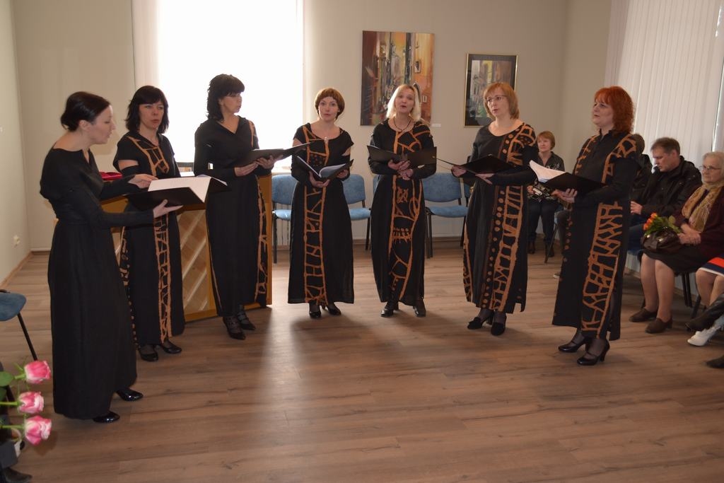 “Akcents”. Laura Jēkabsone (pirmā no kreisās) kolektīvu vada devīto sezonu, un šajā laikā gūti augsti rezultāti valsts mēroga skatēs. Kolektīvā šosezon dzied Antra Grīnberga, Gundega Kalēja, Egija Sniedzīte, Daiga Lejiņa, Amanda Ozoliņa un Ilvija Līvmane.                   
Autors: no “Staburaga” arhīva