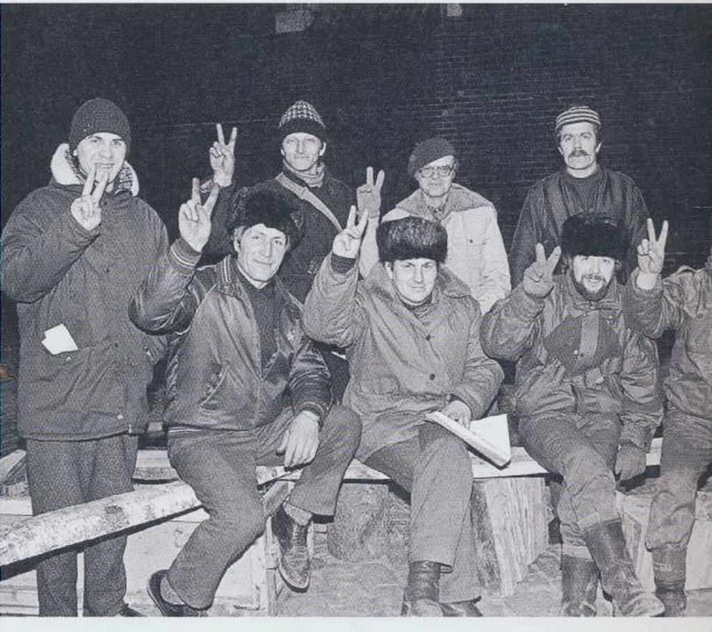 BARIKĀŽU AIZSTĀVJI, kā vēsta Gunāra Janaiša objektīvs, pārsvarā būdami viens otram sveši, šajās dienās jutās kā viena draudzīga saime.