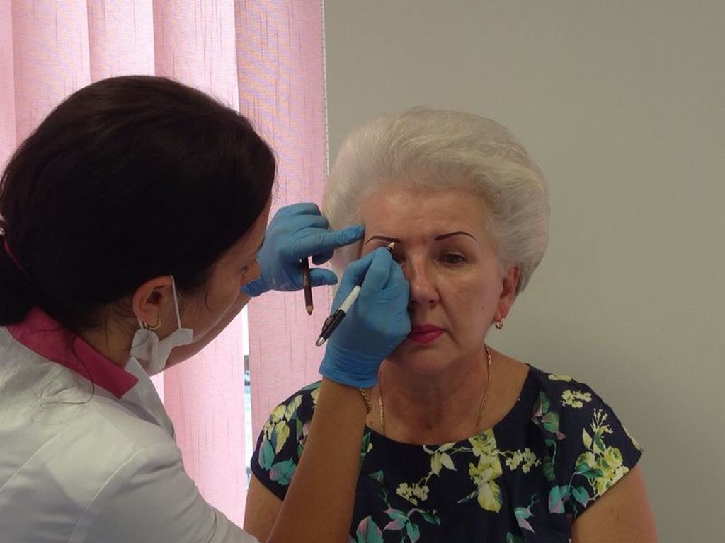 Karīna Butina (no kreisās) veido klientei permanento grimu uzacīm. 

Autors: no Karīnas Butinas albuma 