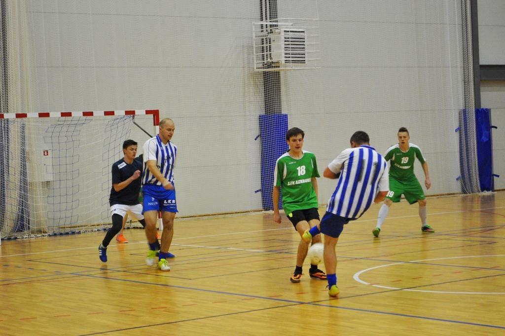 Negaidīta uzvara. Vienības “Aizkraukle” futbolistiem izdevās noturēt aizsardzību un izcīnīt pirmo uzvaru turnīrā.
Autors: Ginta Grincēviča