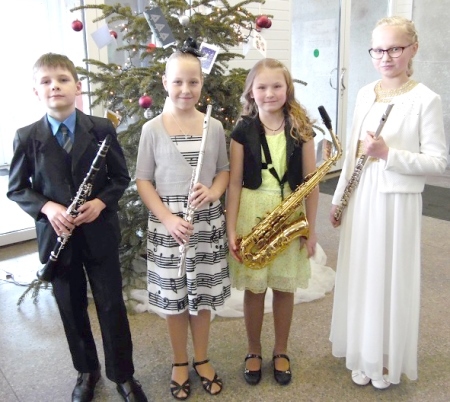 No kreisās: Aksels Leitlants (klarnete), Annija Vīksna (flauta), Samanta Jansone (saksofons) un 
Laura Lelde Kalviša (flauta).
Autors: no skolas arhīva