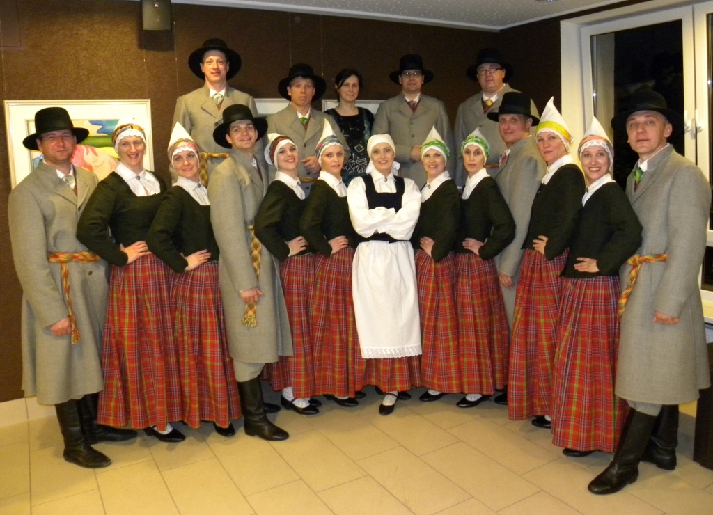 Skrīveru Kultūras centra vidējās paaudzes deju kolektīvs 