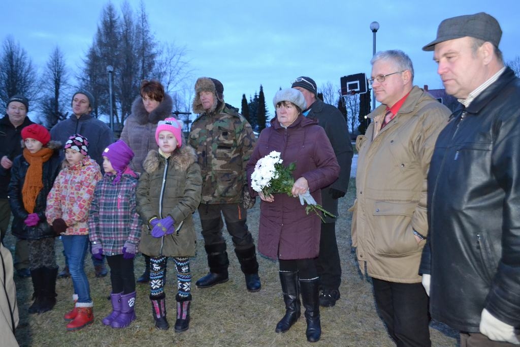 SILDOTIES PIE UGUNSKURA, klintainiešu vecākā un jaunākā paaudze kopā atcerējās un runāja par notikumiem, kas risinājās pirms vairāk nekā 
20 gadiem, kad daudzi devās aizstāvēt Latvijas neatkarību un brīvību.
Autors: Sandra Pumpure