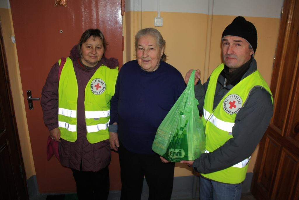 “Negaidīts pārsteigums,” par apciemojumu un saņemto paciņu saka aizkraukliete Vizma Daņilova (vidū). Līdzās — Sarkanā Krusta brīvprātīgie Natālija Tretjakova un Andrejs Zujevs.
Autors: Līga Patmalniece