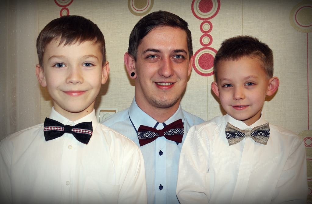 Katram citādāks. Ričards (no kreisās), Roberts un Matīss ar Ingas darinātajiem tauriņiem.
Autors: no personīgā albuma