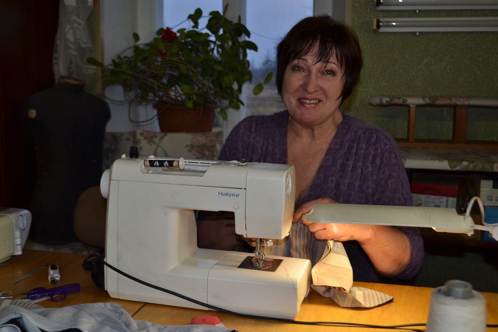 Laiku īsinot. Ziemas pēcpusdienas Biruta Jaunarāja izvēlas aizpildīt ar maziem šūšanas darbiem.
Autors: Imants Kaziļuns