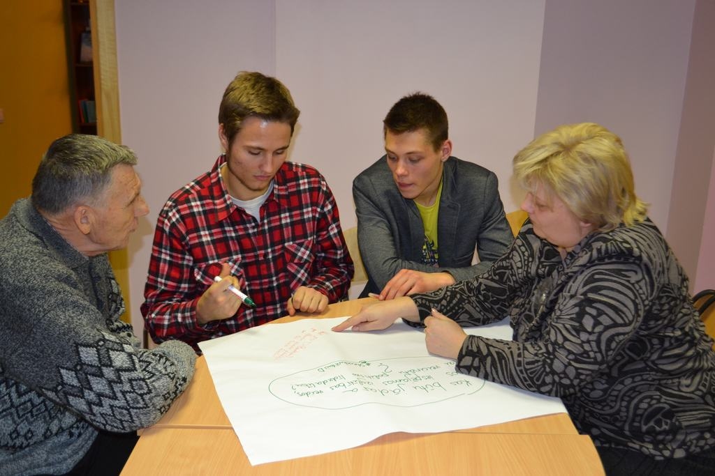 Vērtīga saruna. Pļaviņu novada pašvaldības pārstāvji Alita Kluša un Pēteris Kalniņš (no kreisās) kopā par jauniešiem Norbertu Ediju Mickeviču un Juliānu Purvinski pārrunā, kā labāk veidot sadarbību. 
Autors: Sandra Pumpure