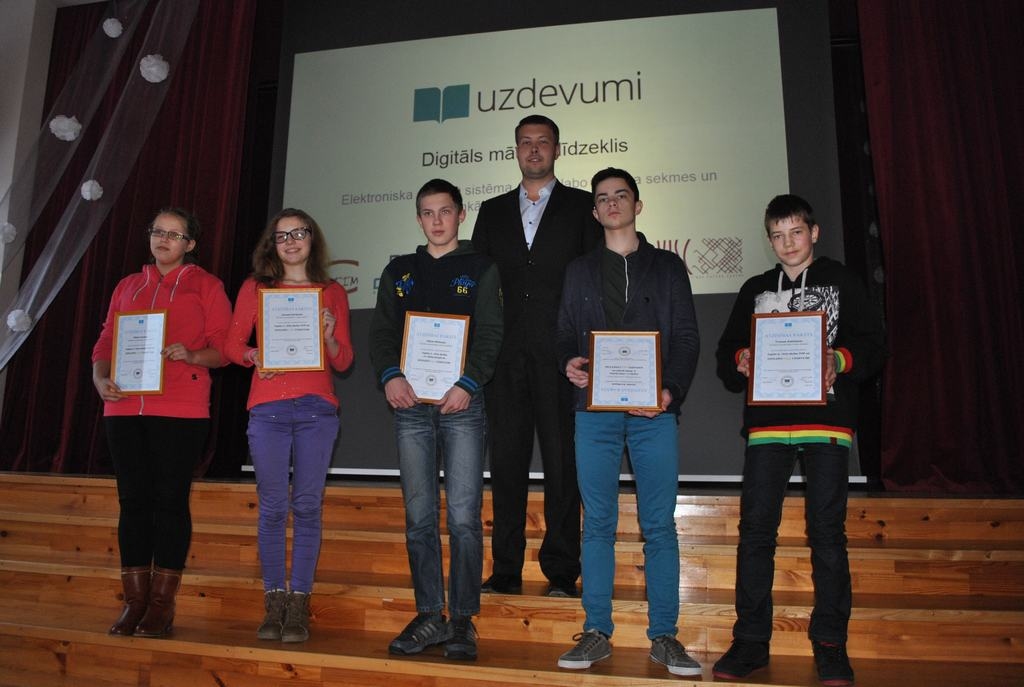 Vieni no ģimnāzijas zinīgākajiem portāla lietotājiem. Māra Auziņa (no kreisās), Lāsma Derkača, Alfs Mišins, Ansis Avotiņš, Toms Kalniņš kopā ar Edgaru Škutānu.
Autors: Imants Kaziļuns