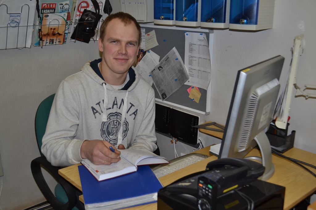 Atgriezies savā skolā. “Mazliet baidījos, kā būs atgriezties skolā, kur kolēģi būs bijušie skolotāji. Bet mani sagaidīja ļoti sirsnīgi, un esmu labi iejuties,” saka Kaspars Baltacis. 
Autors: Līga Patmalniece