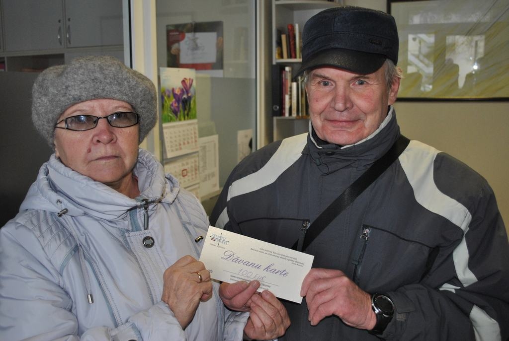 KOPĀ AR SIEVU SAŅEM LAIMESTU. “Man patīk “Staburagā” lasīt ceļojumu aprakstus un labprāt ceļoju arī pats,” saka Juris Kupčs.

Autors: Imants Kaziļuns