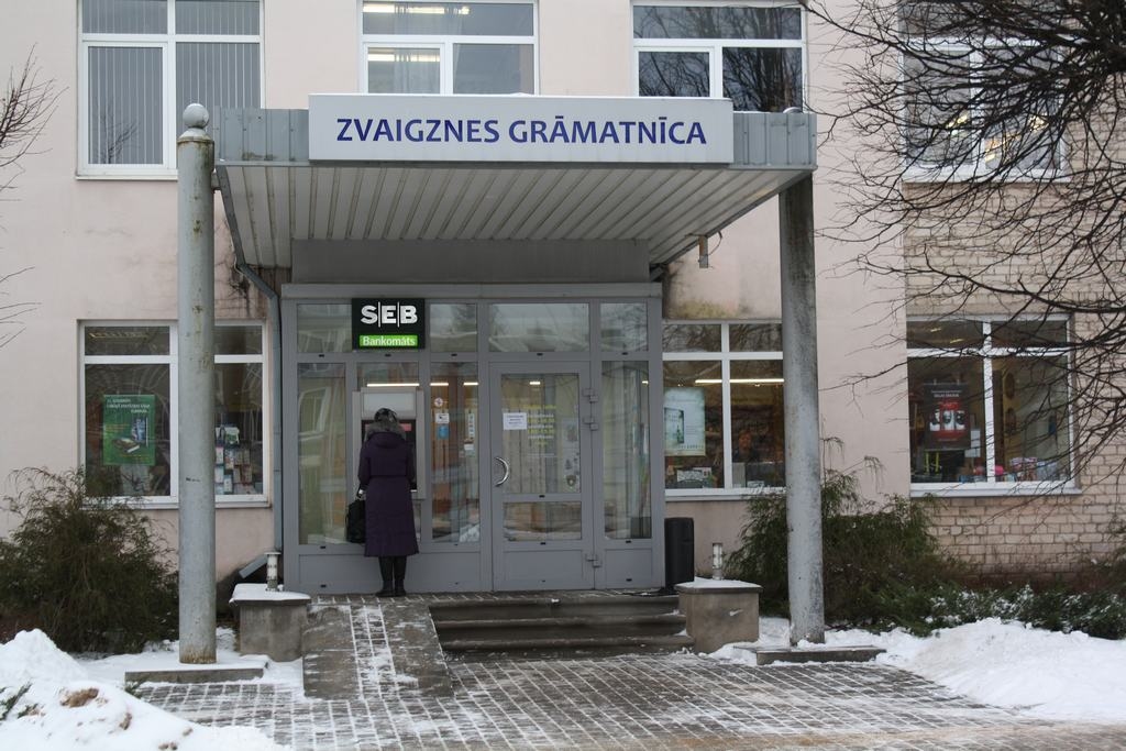 SEB bankas bankomāts ir izvietots pie izdevniecības 