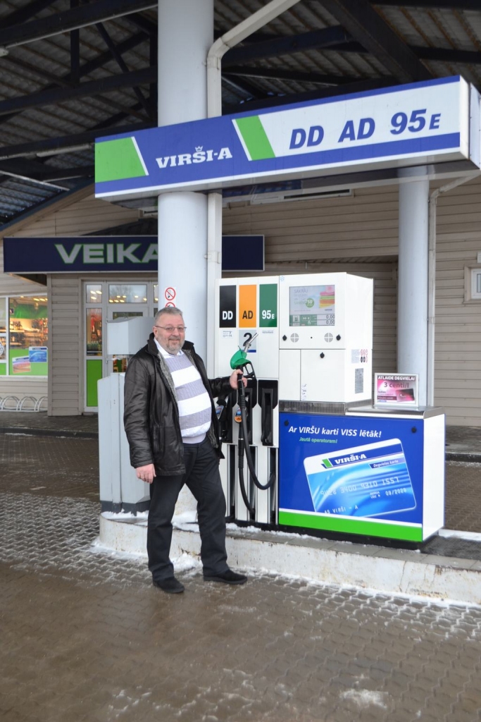 NEVAR PALIKT UZ VIETAS — pārliecināts ir Jānis Riekstiņš, kurš izvēlējās fotografēties Aizkraukles pusē jaunākajā uzņēmuma degvielas uzpildes stacijā “Kalngali” Sērenes pagastā.