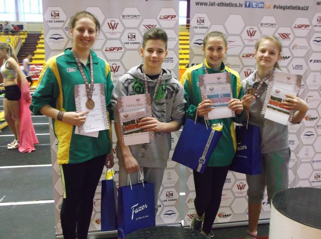 Saņem godalgas. Jana Fedotovska (no kreisās), Dominiks Teodors Liopa, Līna Gražule un Natālija Zeica.              
Autors: no personīgā albuma