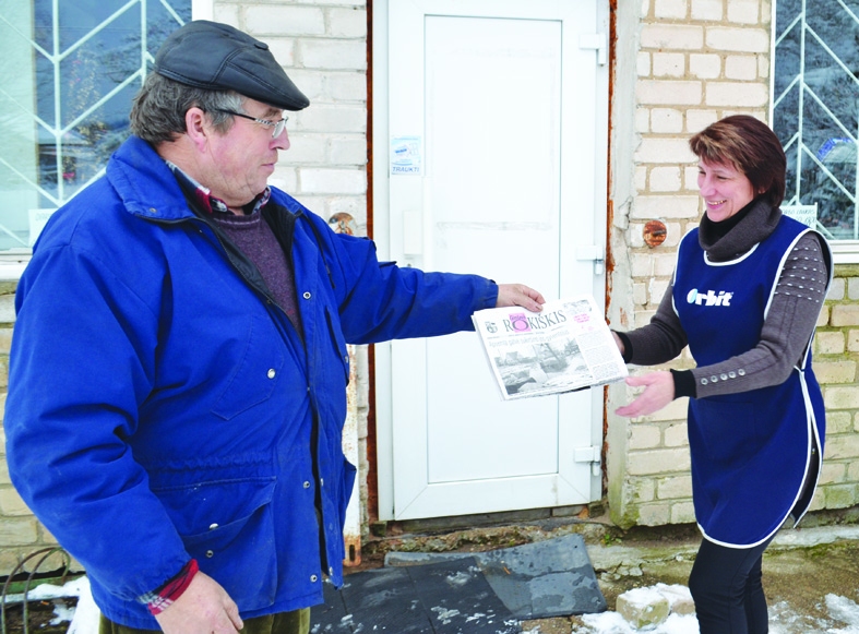 “Gimtasis Rokiškis”. Petrs Raišs veikala pārdevējai Kristīnei atvedis jaunāko rajona avīzes “Dzimtie Rokišķi” numuru.
Autors: Imants Kaziļuns