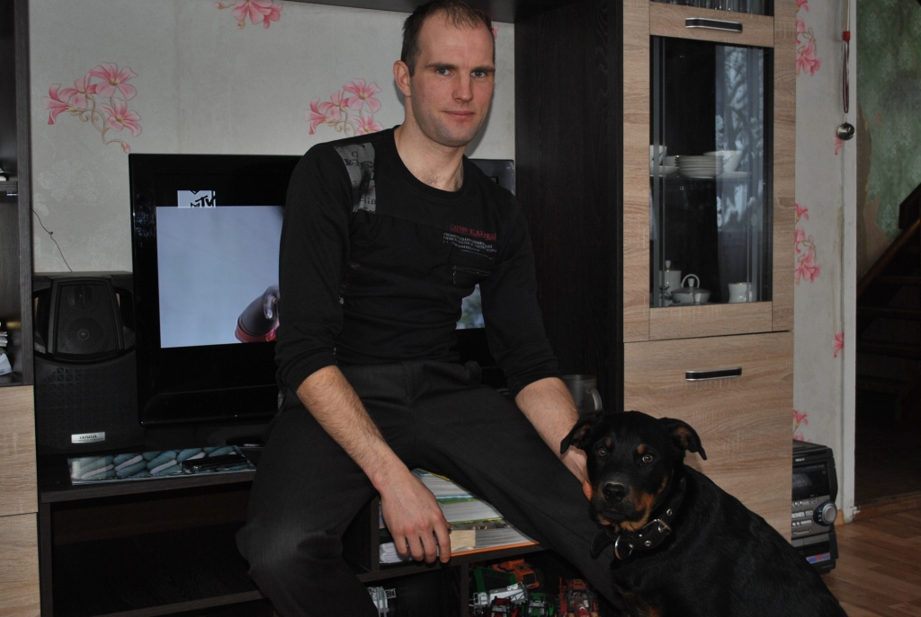 MĪLULIS UN SARGS. Dzintars Kazakevičs ar mājas sargu Redžiju, kurš iegādāts ne tikai priekam, bet ar uzdevumu — sargāt siltumnīcas no kaķiem, kuriem ļoti patīk rāpties uz jumta un saplēst plēvi. 

Autors: Līga Patmalniece 