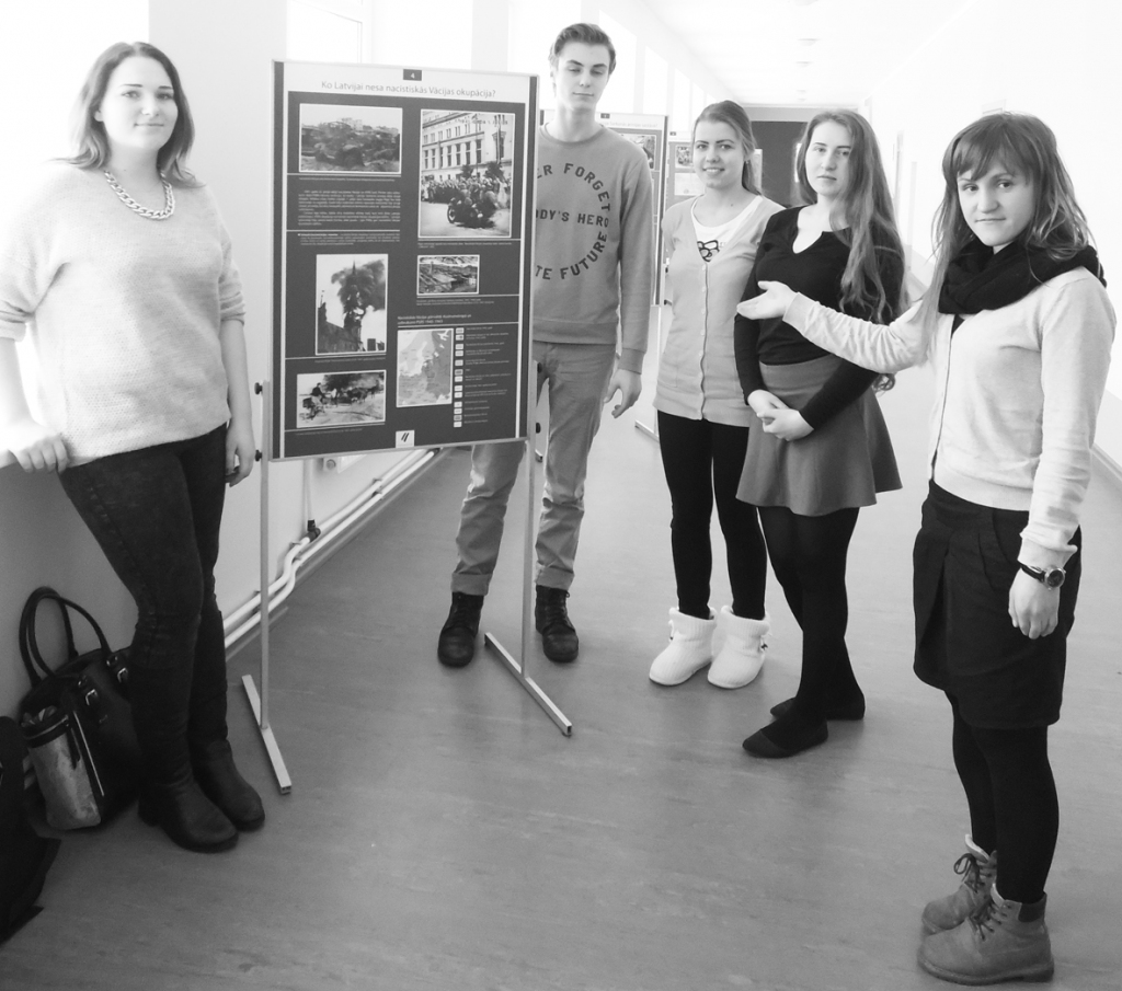 LABA PRAKSE. Okupācijas muzeja gide Lita Zemvalde (no labās) skolēnus iesaistīja diskusijā par vēsturi. 
Autors: Sandra Pumpure