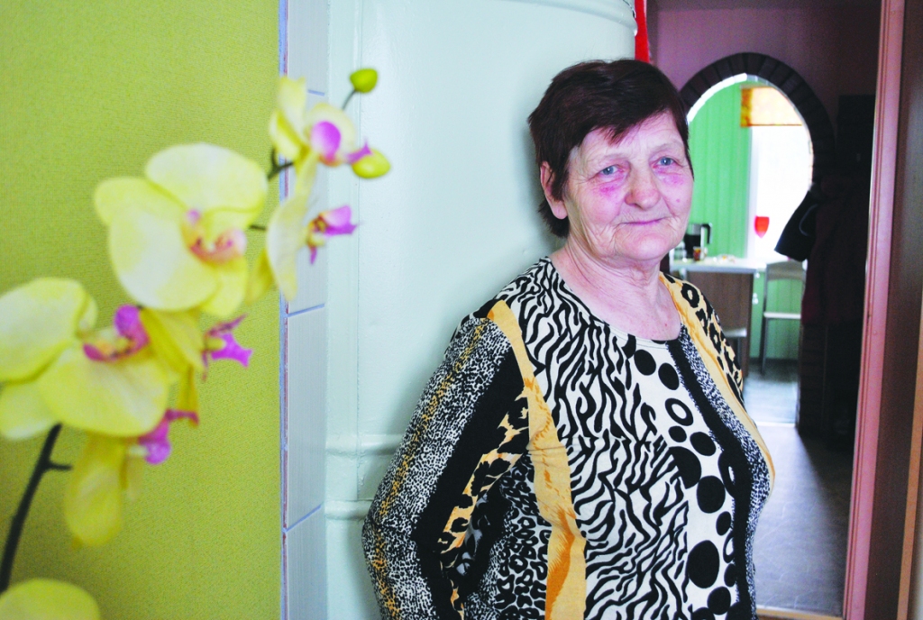 SVĒTKI BŪS. Savā goda istabā svētkos Ženijas kundze gaida bērnus, mazbērnus, četras māsas ar ģimenēm un bērnības draudzeni Birutu, kura arī dzīvo Sērenē. 

Autors: Līga  Patmalniece