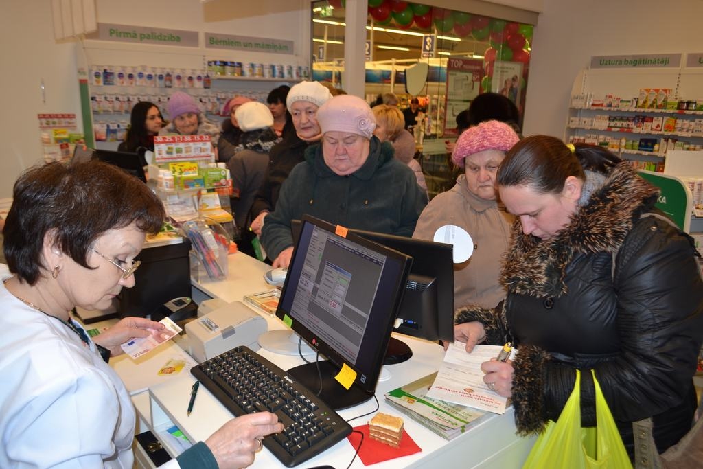 Rinda jau pirmajās minūtēs. Aizkrauklieši zāļu tirgotavas “Euroaptieka” atklāšanu gaidīja ar nepacietību. 	
Autors: Imants Kaziļuns