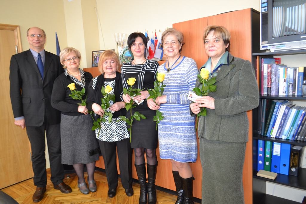 IEVĒLĒTAS PIECIEM GADIEM. Novada domes priekšsēdētājs Leons Līdums tikko apsveicis jauno bāriņtiesu: tās priekšsēdētāju Liānu Purvinsku (no kreisās), vietnieci Vizmu Avotiņu, locekles Irinu Paeglīti, Intu Krievu un Dainu Zariņu. 

Autors: Guna Mikasenoka