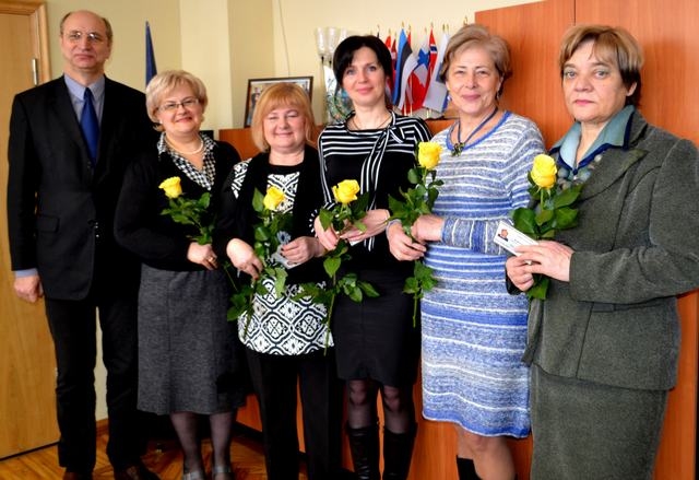 IEVĒLĒTAS PIECIEM GADIEM. Novada domes priekšsēdētājs Leons Līdums tikko apsveicis jauno bāriņtiesu: tās priekšsēdētāju Liānu Purvinsku (no kreisās), vietnieci  Vizmu Avotiņu, locekles Irinu Paeglīti, Intu Krievu un Dainu Zariņu. 