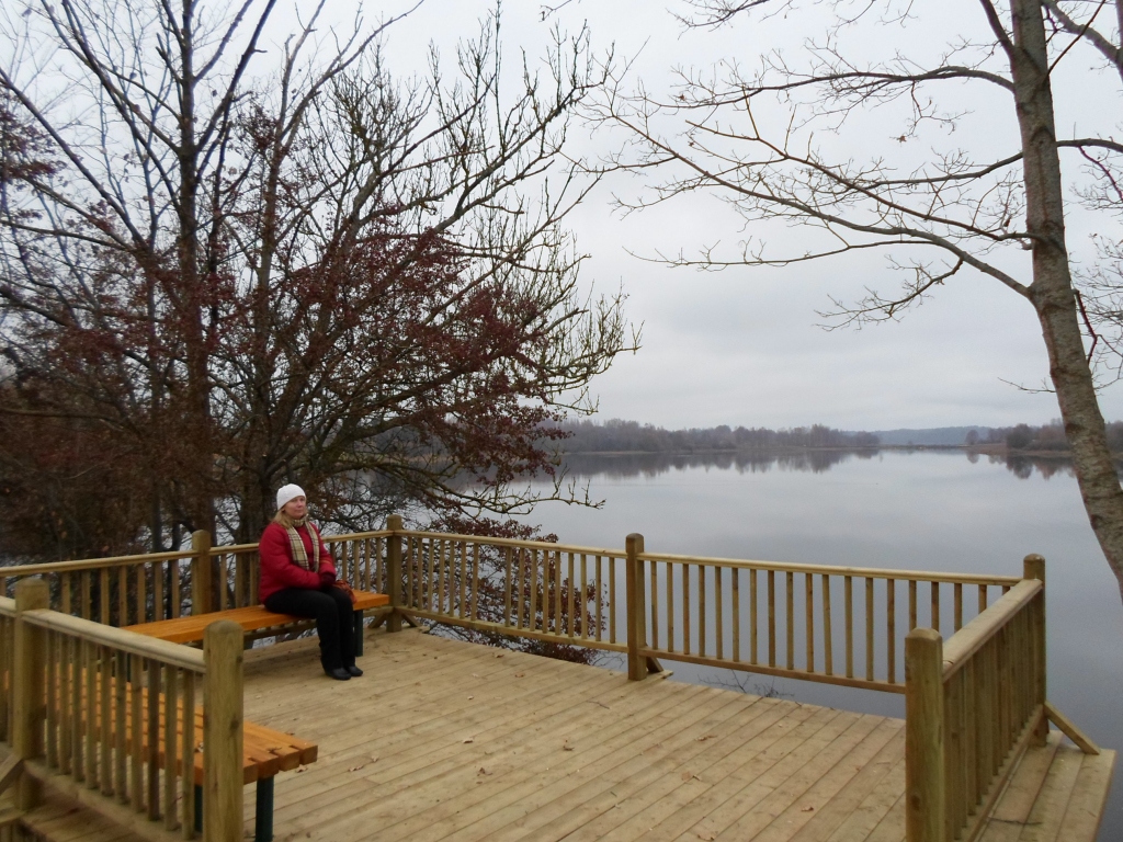 Daugavas krastā Koknesē izveidota dabas taka un nesen uzbūvēta skatu terase.           
Autors: Ināra Sudare