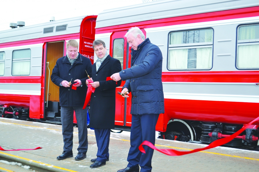 LIELS NOTIKUMS. Pārbūvētā dzelzceļa posma atklāšanā netrūka ne lentes griešanas, ne svinīgu runu un neliela banketa. Attēlā — satiksmes ministrs Anrijs Matīss (no kreisās), “Latvijas dzelzceļa” prezidents Uģis Magonis un SIA “Binders”  valdes loceklis Normunds Luste. 