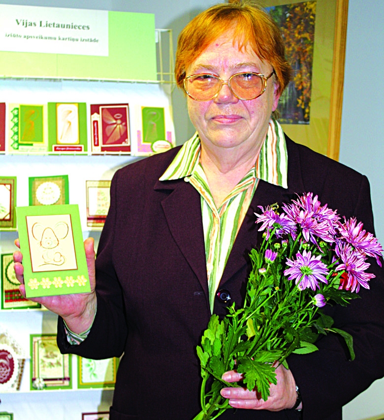 SMALKS UN PRECĪZS DARBS. Vija Lietauniece atklāj, ka šobrīd vislabprātāk darina apsveikuma kartītes, izšujot dažādu dzīvnieciņu attēlus. 

Autors: Evita Apiņa
