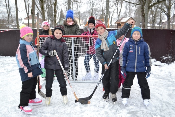 Nākamā hokejistu un daiļslidotāju paaudze. Mazākie jaunjelgavieši brīvo laiku labprāt pavada jaunatklātajā slidotavā.
Autors: Ginta Grincēviča
