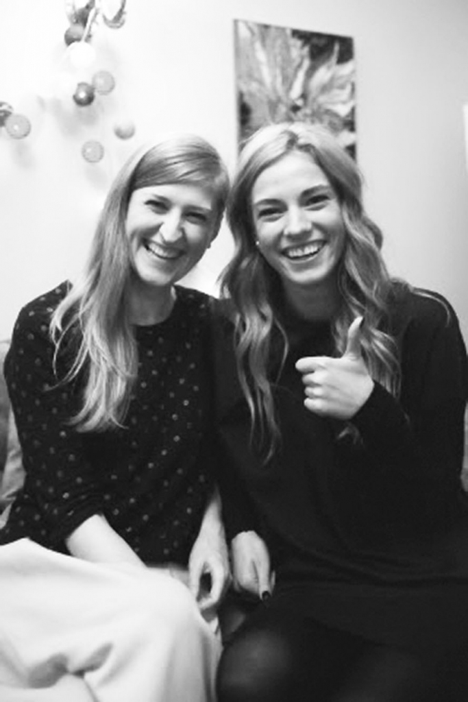 MUMS PATĪK. Aivija (no kreisās) par savu izveidoto kosmētiku stāstīja Riga TV raidījumā 