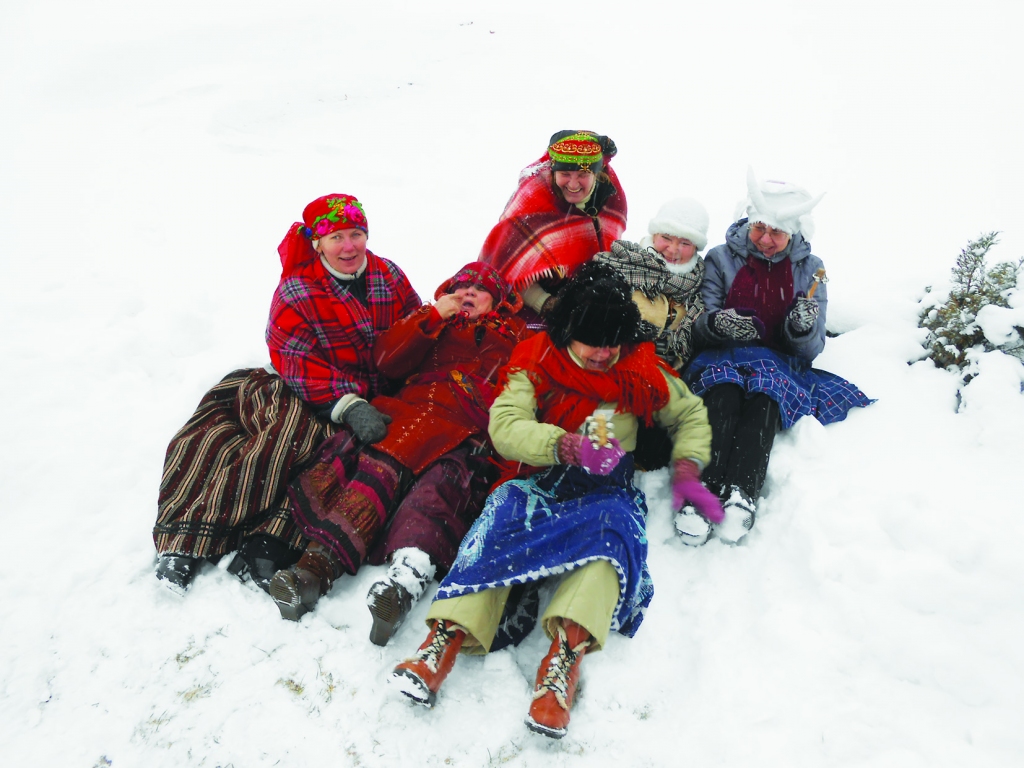 KOKNESĒ SVIN. Ja Metenī strādā, kurmji izceļ laukus — vēsta viens no ticējumiem. Koknesiešiem tas nedraud,  jo viņi nestrādāja, bet “Būnīšos” jautri svinēja Meteņdienu — tika skriets no kalna, lai vasarā neēd odi, gan ēsta cūkas auss,  lai izdodas labi sivēni.                                        
Autors: Inguna Žogota
