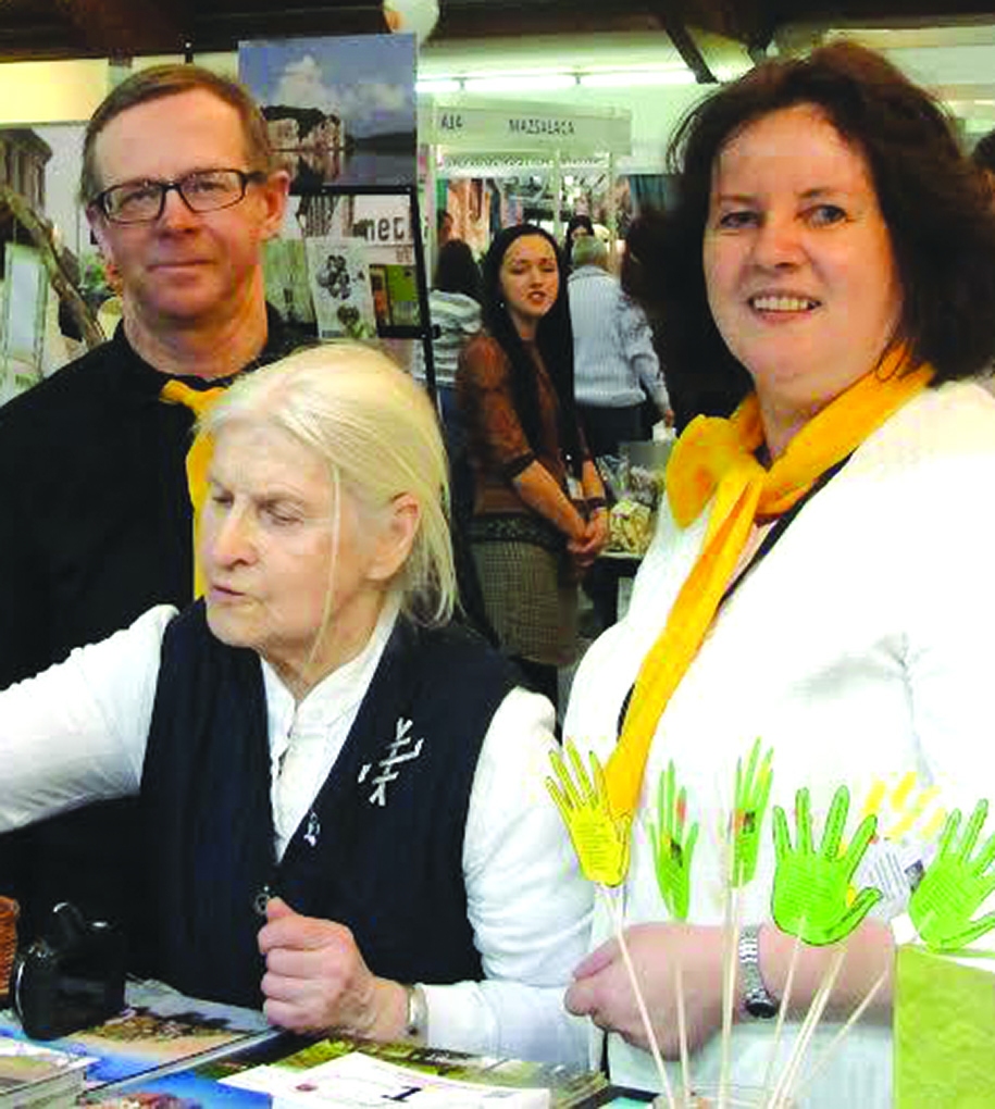 Neretas novads.  Attēlā — Žanna Miezīte (no labās), Ilze Līduma, Jāņa Jaunsudrabiņa muzeja vadītāja, un Pilkalnes muižas saimnieks Valdis Tomsons.                                                                                  
Autors: Aija Dārziņa