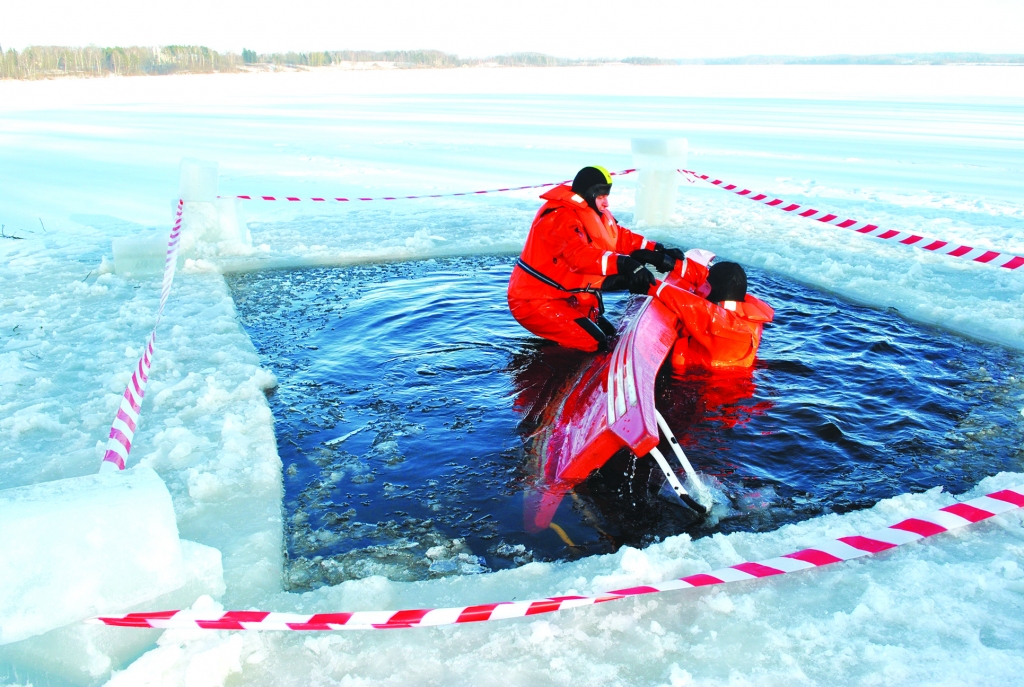 Glābšana ar Hansa dēli. Sandris Anufrijevs, Aizkraukles daļas nodaļas komandieris (no kreisās), un Artūrs Ciematnieks, vada komandiera vietnieks, atkārto paņēmienus, kā cietušajam sniegt palīdzību.                                                                                  

Autors: Imants Kaziļuns