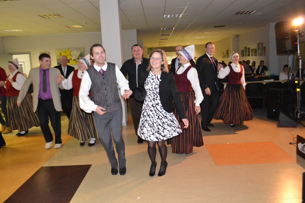 Lustīga dancošana. Deju kolektīva “Aizkrauklis” dejotāji izkustināja sportistus “Vecpuiša pankūku dejā”.
Autors: Ginta Grincēviča