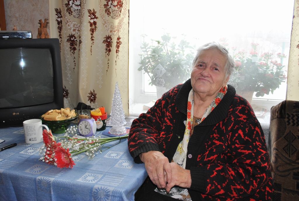 Ziedi jubilārei. Dzimšanas dienā uz “Birztalām” atbrauca māsa no Vietalvas un divas krustmeitas.
Autors: Imants Kaziļuns