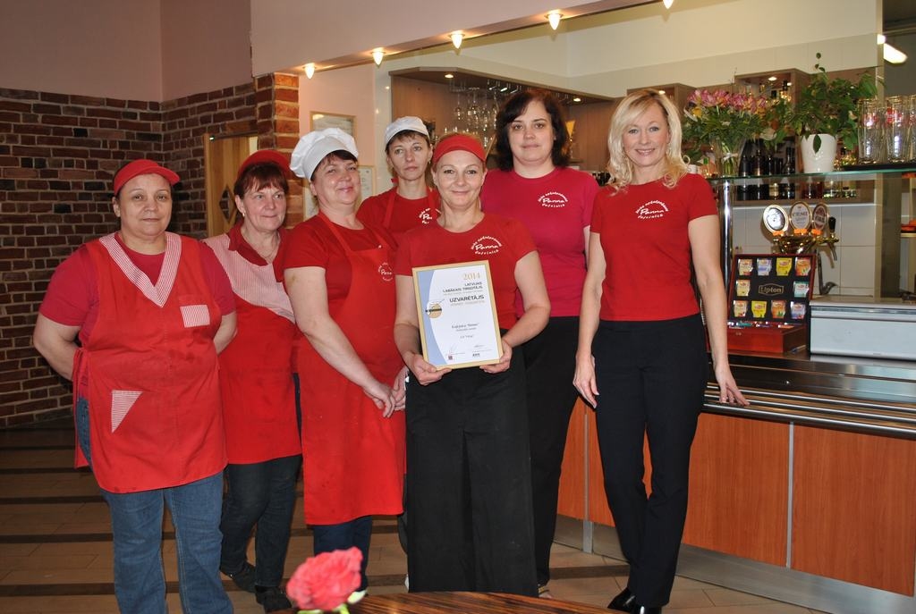 KOPĪGS NOPELNS. “Pannas” kolektīvs — uzņēmuma vadītāja Ingūna Grandāne (no labās), ražošanas daļas vadītāja Līga Apsīte, Rita Mamonova, Modrīte Vaškevičute, Elita Liepiņa, Vita Tjapunova, Jevgenija Krumina.  						    

Autors: Līga Patmalniece