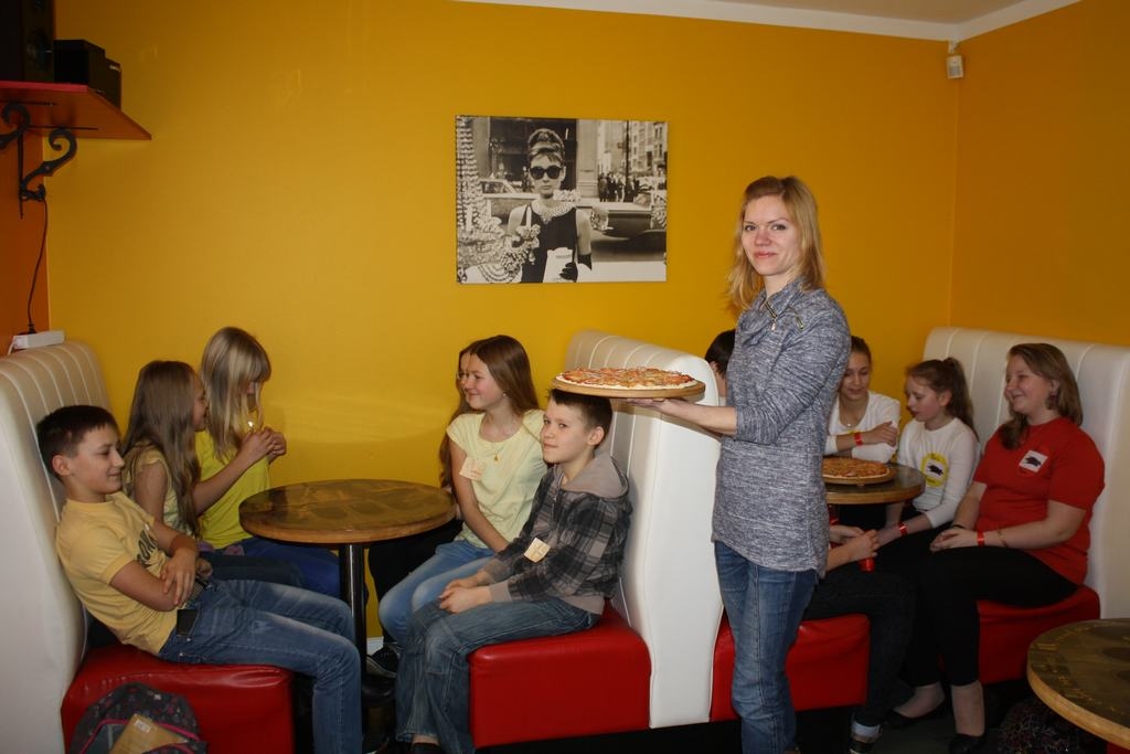 BALVA PAR ZINĀŠANĀM. Viktorija Fjodorova ar prieku pasniedz picu erudītajiem skolēniem. 

Autors: Sandra Pumpure